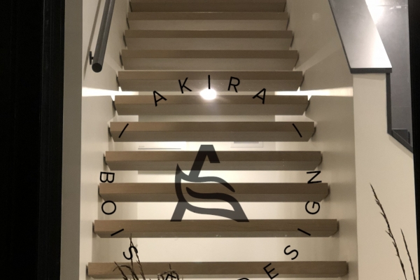 escalier-sur-mesure-marche-flottante-rampe-acier-akira-logo-1D99420B7-072B-B63B-48B1-B98164234C51.jpg