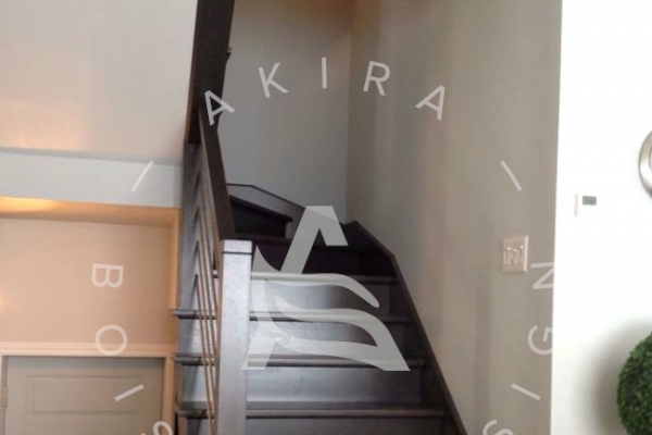 escalier-sur-mesure-bois-poteau-tiges-acier-akira-logo12922409-0A52-75C4-CF00-28516D8A6D90.jpg
