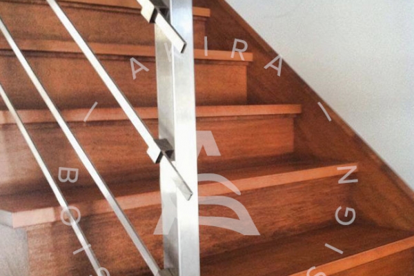 escalier-sur-mesure-en-bois-rampe-poteaux-barres-acier-inoxydable-akira-logo31CDA037-8732-4C02-D78F-E379553BA0CA.jpg