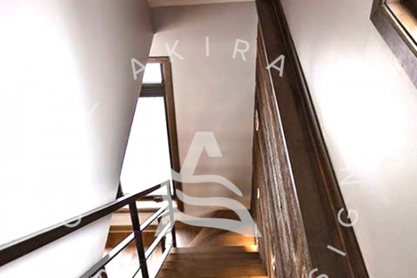 escalier-sur-mesure-laurentides-bois-limon-central-rampe-acier-akira-logo-3BAFE0FAF-E1FF-D5FA-7220-BB275AD3E4A3.jpg