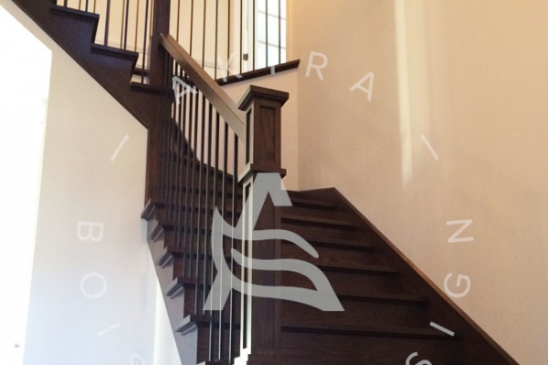 escalier-sur-mesure-laurentides-chene-blanc-poteaux-bois-rampe-barreaux-acier-akira-logo3A7D4980-4CEF-8627-47B1-D9496F1AD3C1.jpg