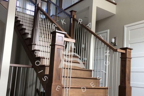 escalier-sur-mesure-laurentides-erable-rampe-poteaux-bois-tiges-acier-akira-logo-13F50E006-D851-6A12-C17D-BEC3F0774FA9.jpg