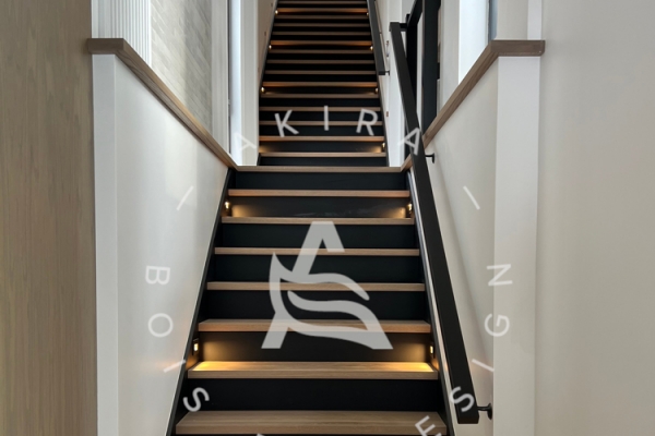 akira-logo-escalier-standard-marche-erable-contremarche-noir-rampe-fauxlimon-ledFE748432-EE37-E0B2-27B3-CE54B7FC8EE0.jpg