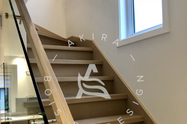 escalier-design-sur-mesure-chene-blanc-rampe-rainure-acier-verre-akira-logoF8ABB2BE-A24A-2811-70B5-F098C670DC56.jpg