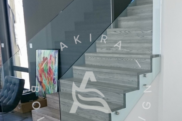 escalier-sur-mesure-laurentides-frene-rampe-verre-akira-logo-3D52739AC-516F-E208-DC11-BD9CD4868FC4.jpg