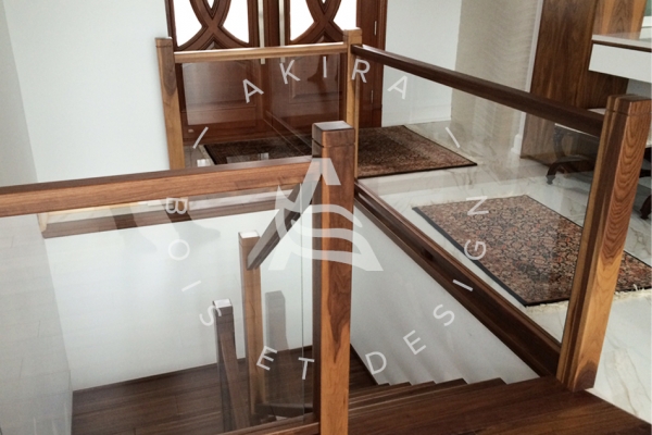 escalier-sur-mesure-laurentides-noyer-rampe-verre-limon-central-akira-logo-27540A163-9533-0552-F24B-6F82970BE9B2.jpg