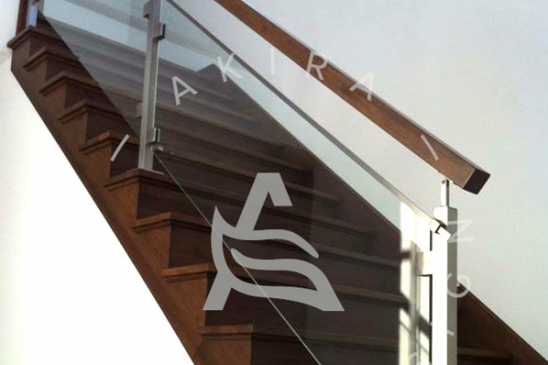 escalier-sur-mesure-en-bois-rampe-garde-corps-verre-poteaux-acier-inoxydable-akira-logo1070F5C6-FD4A-5C95-93F1-FA22A34BF751.jpg